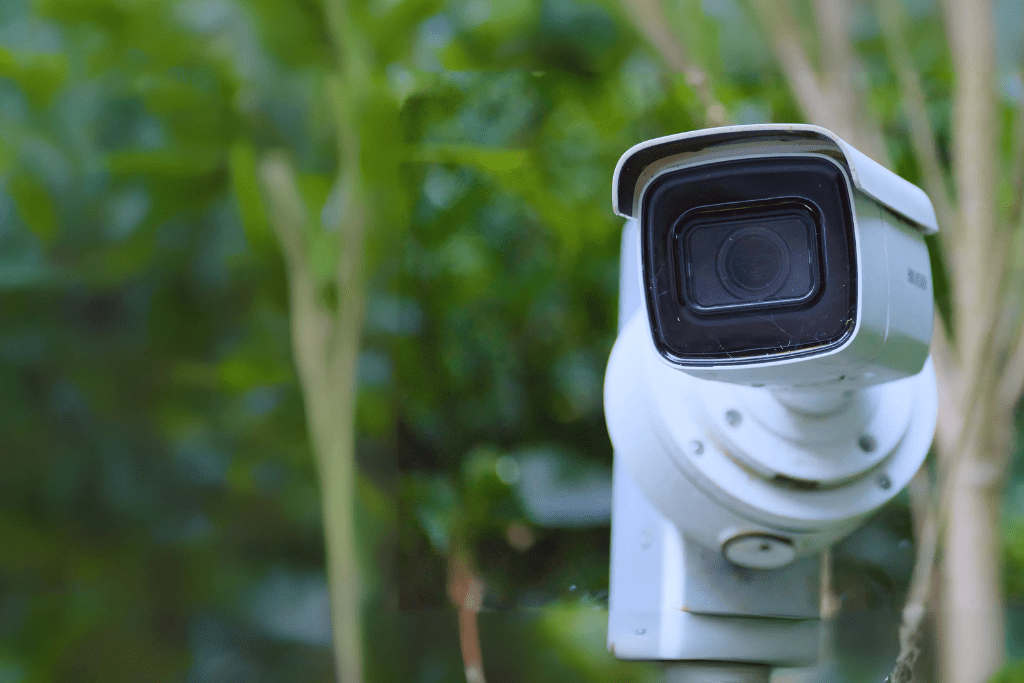 กล้องวงจรปิดอัจฉริยะ AI Camera ติดตั้งกลางแจ้ง ท่ามกลางพุ่มไม้ สำหรับระบบรักษาความปลอดภัยบ้านและอาคาร