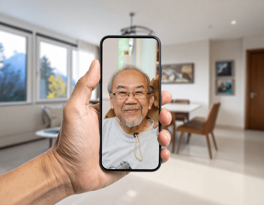 ผู้ดูแลพูดคุยกับผู้สูงอายุผ่านกล้องวงจรปิด AI ด้วยระบบเสียงสองทาง